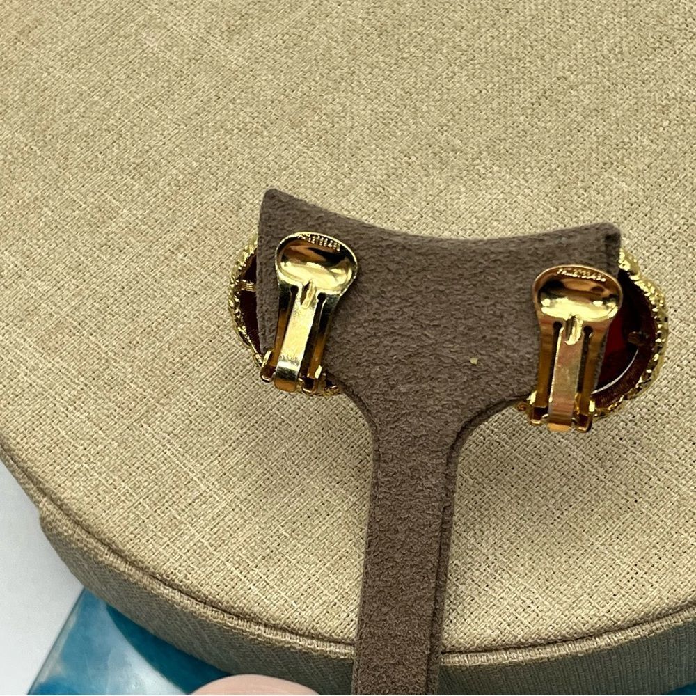 Vintage woman's Pat. Elegant Gold and Red large glass prong set clip on Earrings - Picture 8 of 12